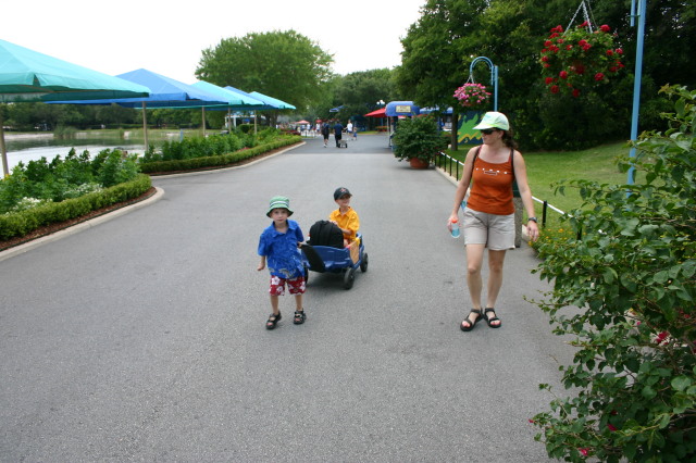 2005/06(June)/SeaWorld/640x480_2005-06-23-SeaWorld-63-Chance-Suzi-Dax.JPG