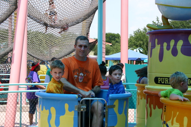 2005/06(June)/SeaWorld/640x480_2005-06-23-SeaWorld-71-Travis-Chance-Dax.JPG