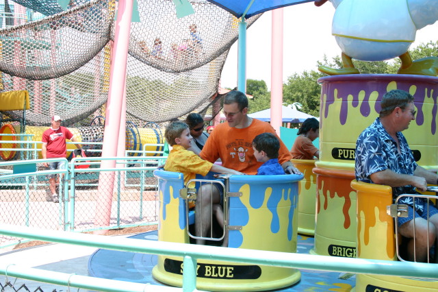 2005/06(June)/SeaWorld/640x480_2005-06-23-SeaWorld-77-Travis-Chance-Dax.JPG