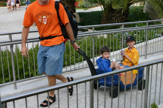 2005/06(June)/SeaWorld/640x480_2005-06-23-SeaWorld-99-Travis-Dax-Chance.JPG