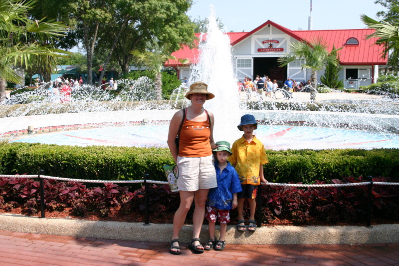 2005/06(June)/SeaWorld/800x600_2005-06-23-SeaWorld-02-Suzi-Chance-Dax.JPG