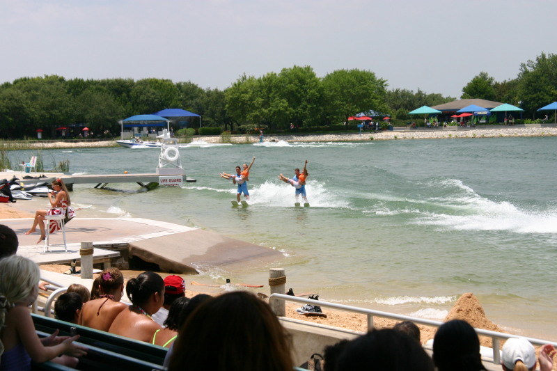 2005/06(June)/SeaWorld/800x600_2005-06-23-SeaWorld-31-WaterSki-show.JPG