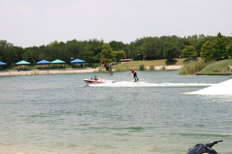 2005/06(June)/SeaWorld/800x600_2005-06-23-SeaWorld-37-WaterSki-show.JPG