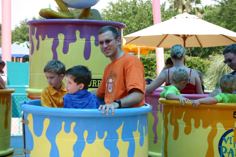 2005/06(June)/SeaWorld/800x600_2005-06-23-SeaWorld-69-Travis-Chance-Dax.JPG