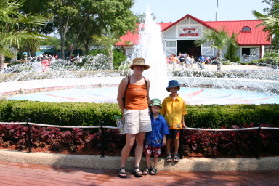 2005-06-23-SeaWorld-02-Suzi-Chance-Dax.JPG
