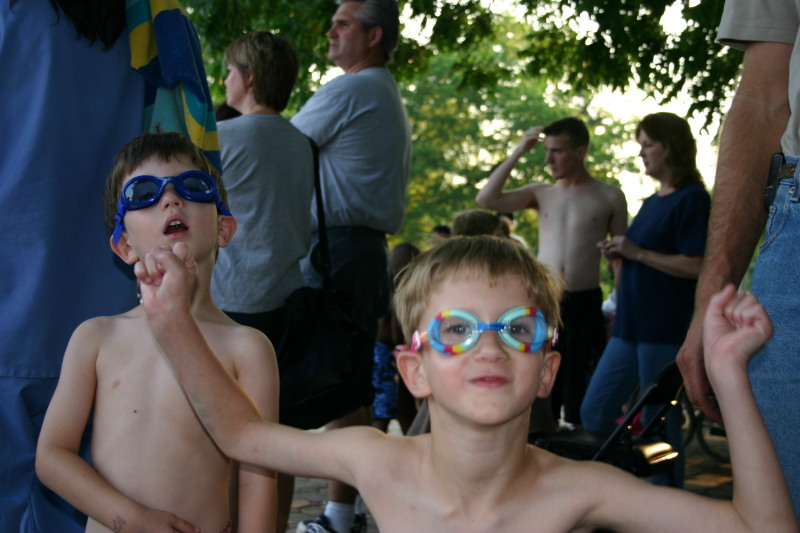 2005/06(June)/Swimming-Lessons/800x600_2005-06-21-Swimming-lessons-02-Chance-Dax.JPG