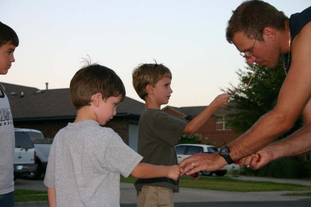 2005/07(July)/4th-of-July/640x480_2005-07-04-July-Fourth-22-Dax-Chance-Travis.JPG