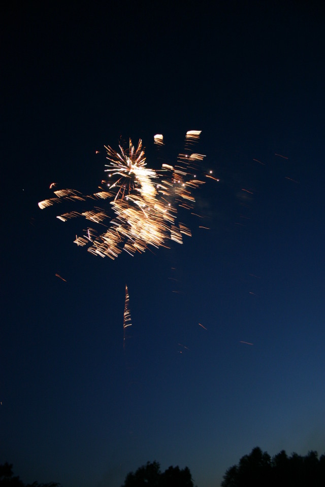 2005/07(July)/4th-of-July/640x480_2005-07-04-July-Fourth-32-fireworks.JPG