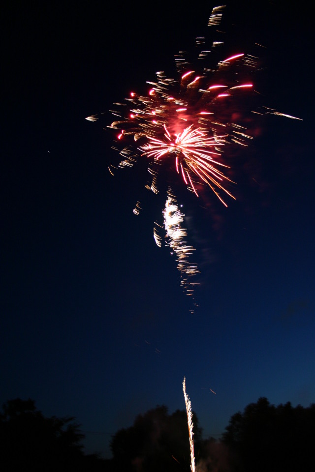 2005/07(July)/4th-of-July/640x480_2005-07-04-July-Fourth-40-fireworks.JPG
