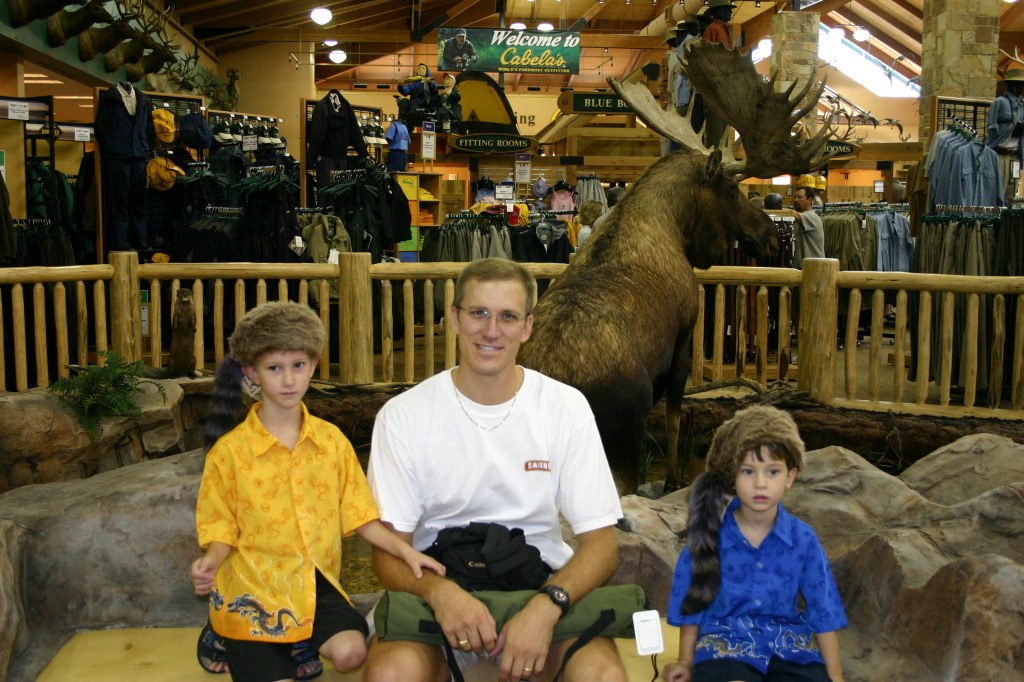 2005/07(July)/Cabelas/1024x768_2005-07-01-Cabelas-10-Travis-Chance-Dax.jpg