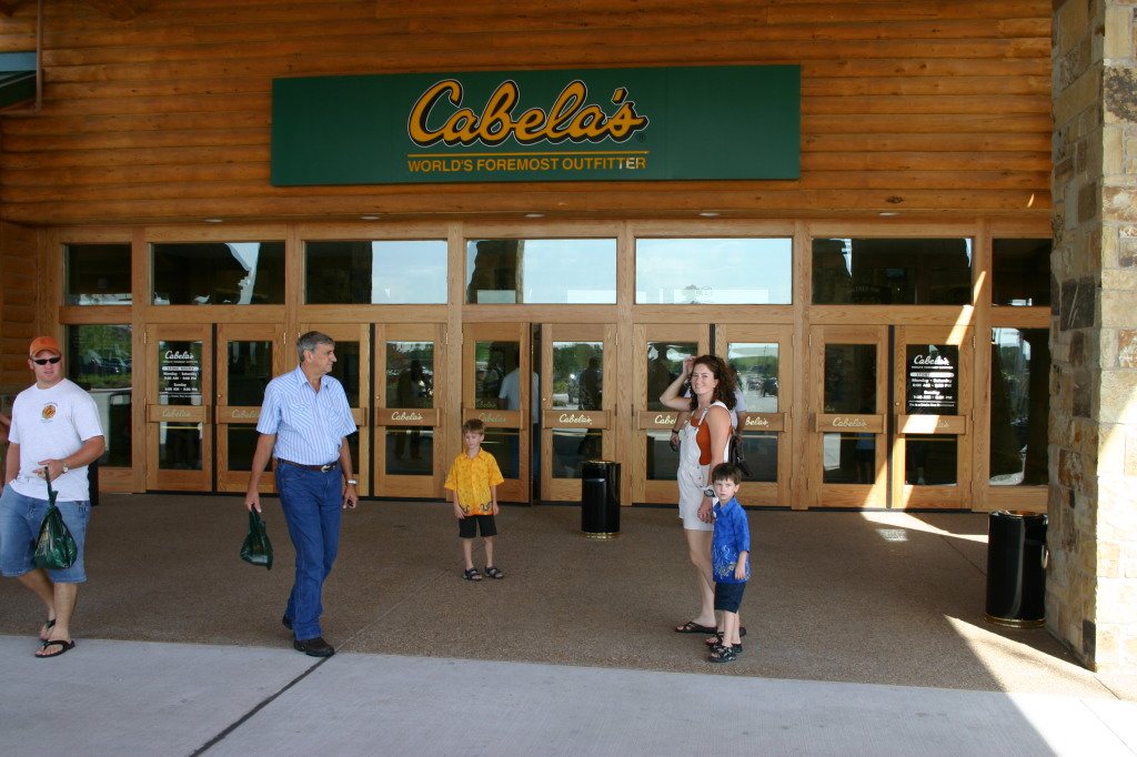 2005/07(July)/Cabelas/1024x768_2005-07-01-Cabelas-2-Suzi-Chance-Dax.jpg