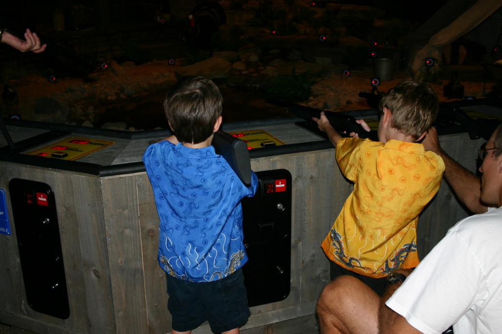 2005/07(July)/Cabelas/1024x768_2005-07-01-Cabelas-7-Travis-Chance-Dax.jpg