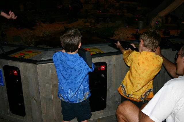 2005/07(July)/Cabelas/640x480_2005-07-01-Cabelas-7-Travis-Chance-Dax.jpg