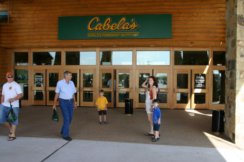 2005/07(July)/Cabelas/800x600_2005-07-01-Cabelas-2-Suzi-Chance-Dax.jpg
