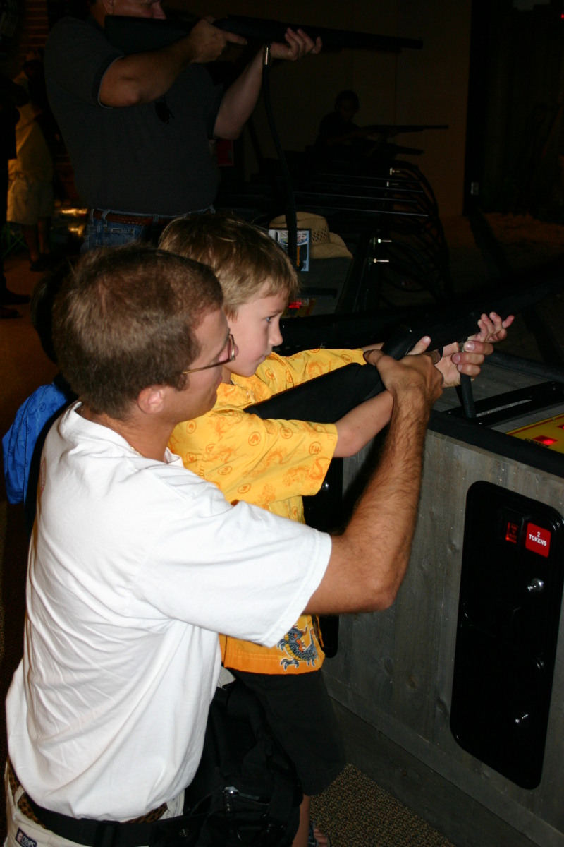 2005/07(July)/Cabelas/800x600_2005-07-01-Cabelas-5-Travis-Chance.jpg