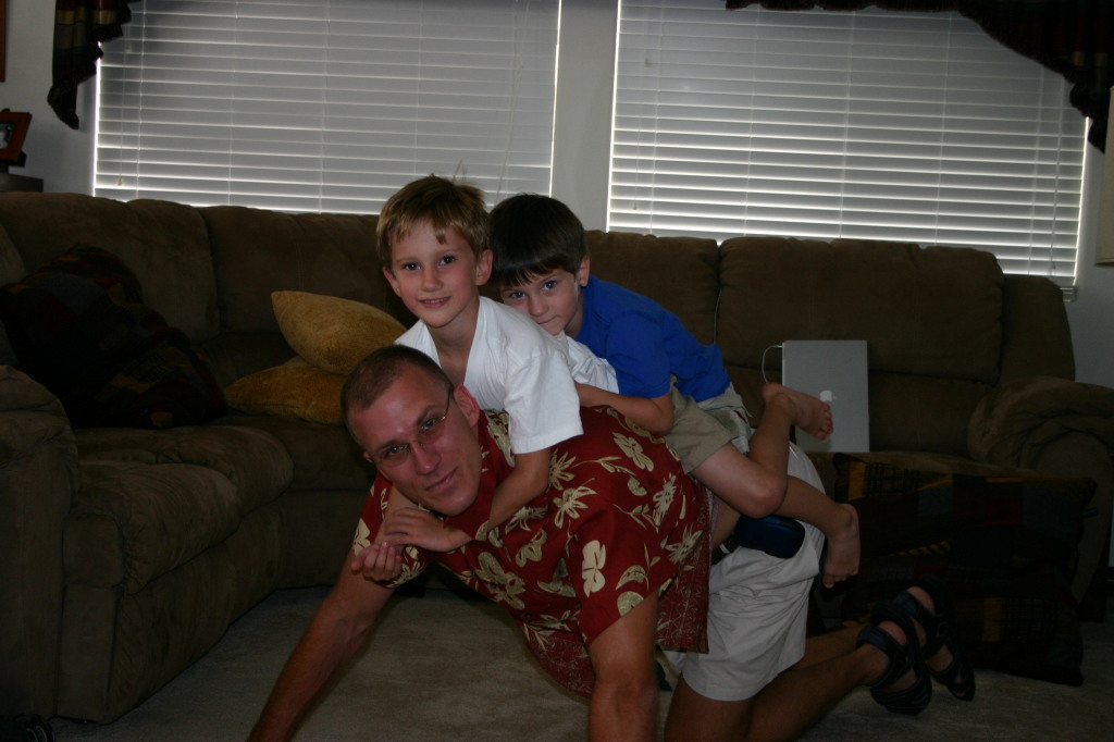 2005/07(July)/Las-Vegas/1024x768_2005-07-08-Las-Vegas-05-Travis-Chance-Dax-pushups.JPG