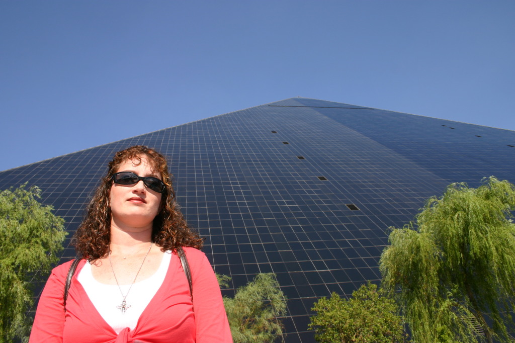 2005/07(July)/Las-Vegas/1024x768_2005-07-08-Las-Vegas-08-Suzi-Luxor.JPG