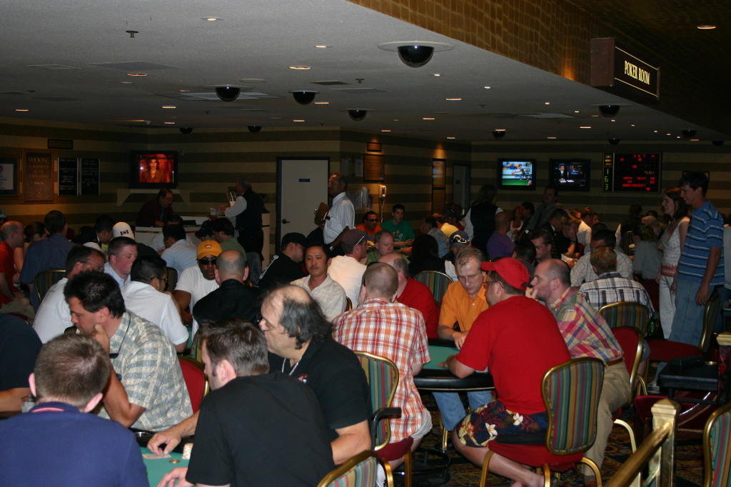 2005-07-08-Las-Vegas-11-Luxor-poker-room.JPG