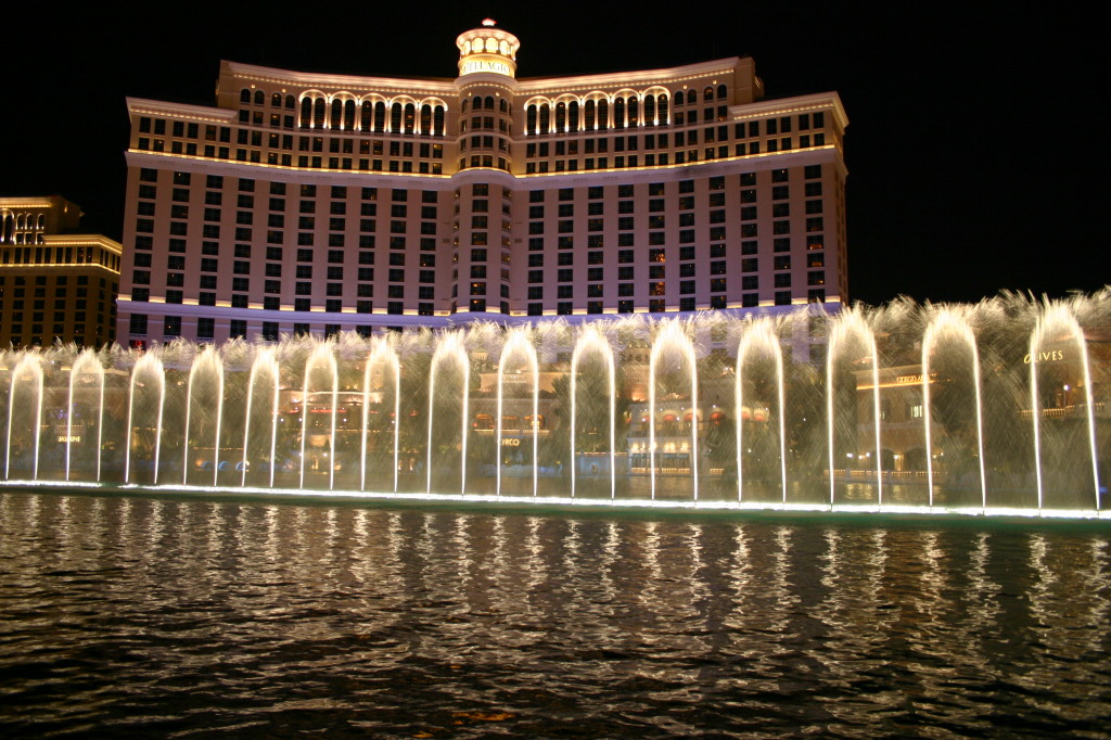 2005-07-08-Las-Vegas-26-Bellagio-water-show.JPG