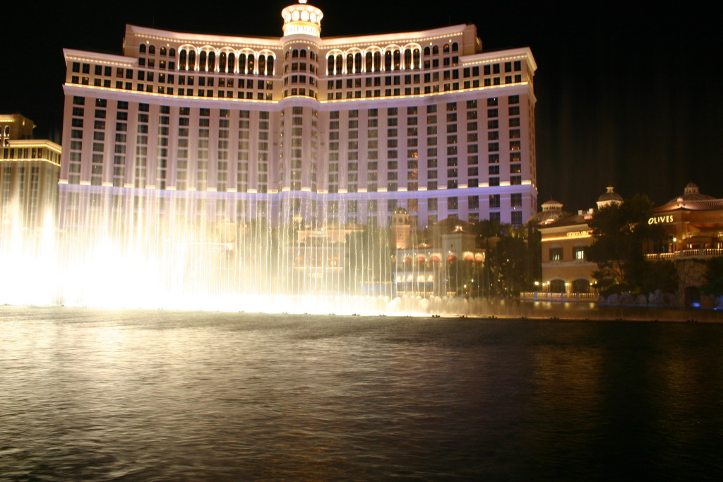 2005-07-08-Las-Vegas-28-Bellagio-water-show.JPG