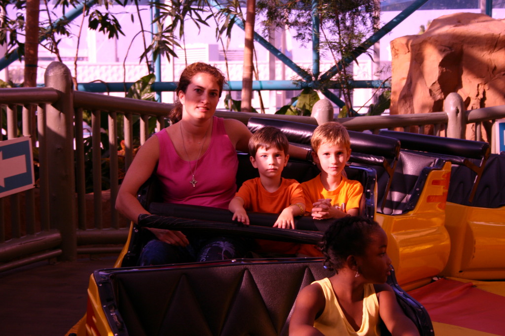 2005/07(July)/Las-Vegas/1024x768_2005-07-10-Las-Vegas-03-Circus-Circus-Chance-Dax-Suzi.JPG