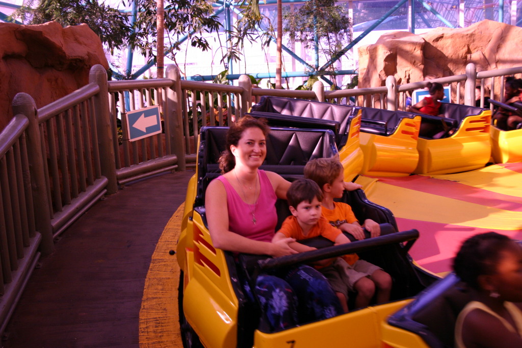 2005/07(July)/Las-Vegas/1024x768_2005-07-10-Las-Vegas-07-Circus-Circus-Chance-Dax-Suzi.JPG
