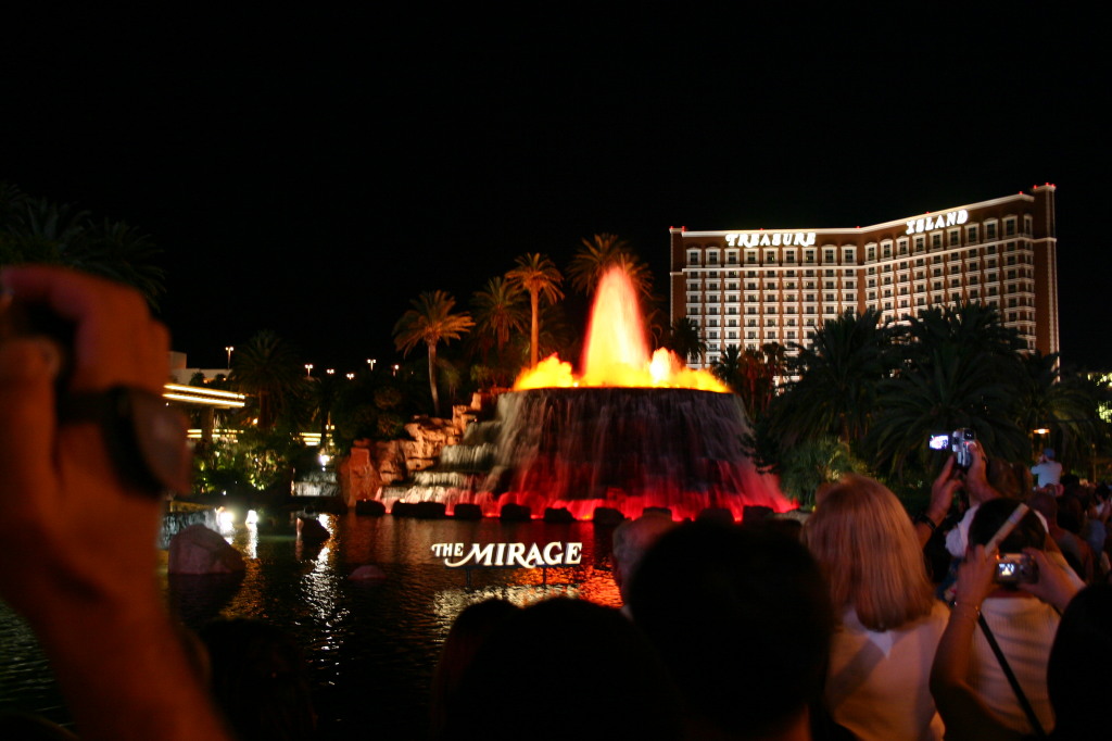 2005/07(July)/Las-Vegas/1024x768_2005-07-10-Las-Vegas-18-Mirage-volcano.JPG