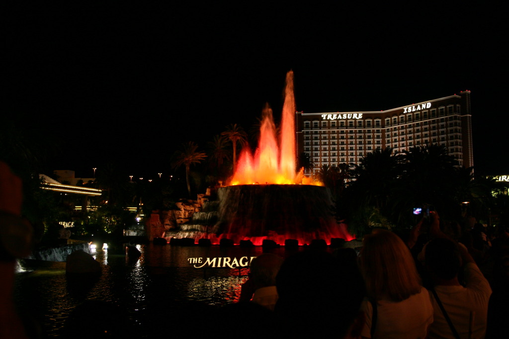 2005/07(July)/Las-Vegas/1024x768_2005-07-10-Las-Vegas-19-Mirage-volcano.JPG