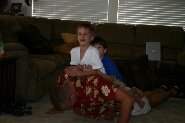 2005/07(July)/Las-Vegas/640x480_2005-07-08-Las-Vegas-04-Travis-Chance-Dax-pushups.JPG