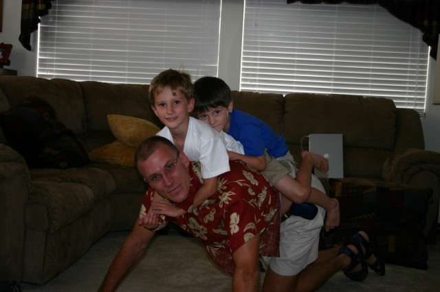 2005/07(July)/Las-Vegas/640x480_2005-07-08-Las-Vegas-05-Travis-Chance-Dax-pushups.JPG