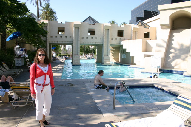 2005/07(July)/Las-Vegas/640x480_2005-07-08-Las-Vegas-10-Suzi-Luxor-Pool.JPG
