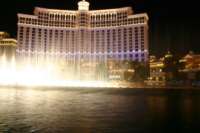 2005-07-08-Las-Vegas-28-Bellagio-water-show.JPG