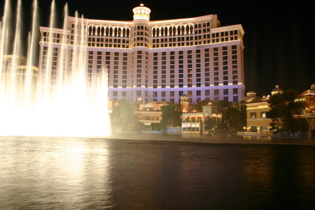 2005-07-08-Las-Vegas-29-Bellagio-water-show.JPG