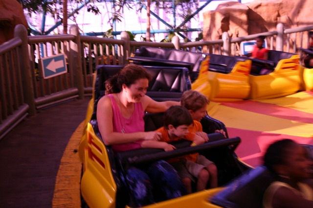 2005/07(July)/Las-Vegas/640x480_2005-07-10-Las-Vegas-04-Circus-Circus-Chance-Dax-Suzi.JPG