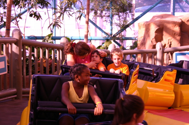 2005/07(July)/Las-Vegas/640x480_2005-07-10-Las-Vegas-05-Circus-Circus-Chance-Dax-Suzi.JPG