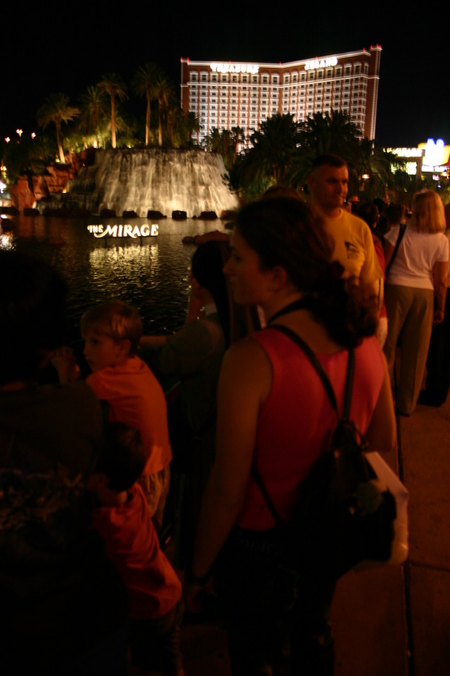 2005-07-10-Las-Vegas-17-Mirage-volcano-Chance-Dax-Suzi.JPG