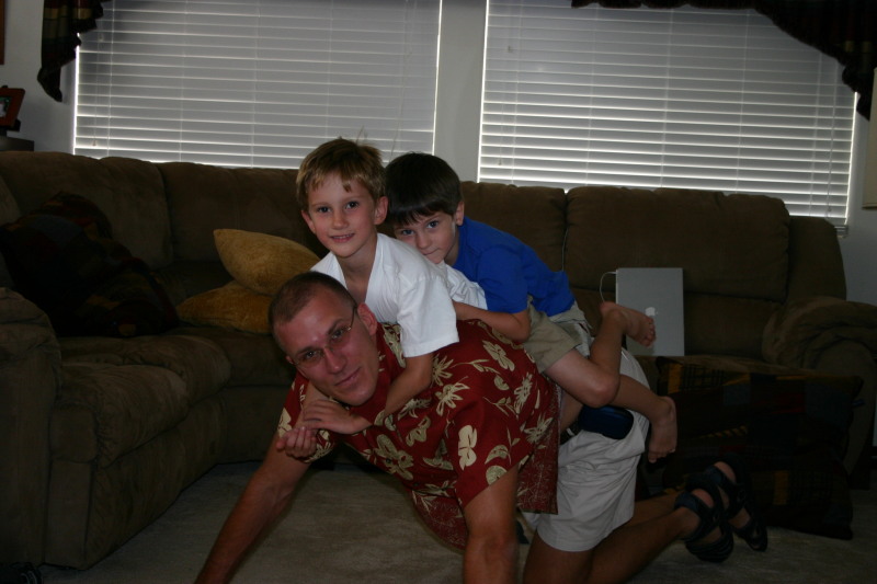 2005/07(July)/Las-Vegas/800x600_2005-07-08-Las-Vegas-05-Travis-Chance-Dax-pushups.JPG