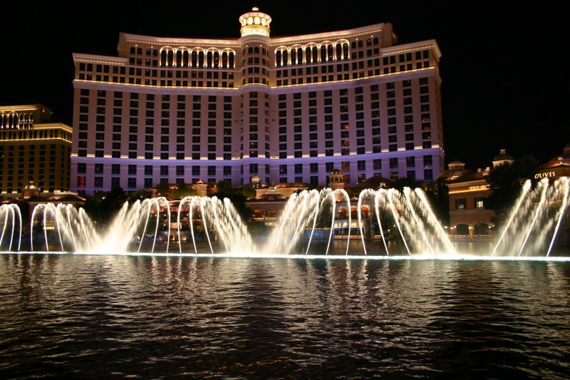 2005-07-08-Las-Vegas-25-Bellagio-water-show.JPG