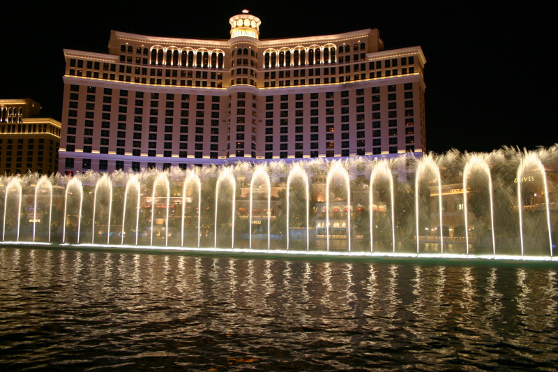 2005-07-08-Las-Vegas-26-Bellagio-water-show.JPG