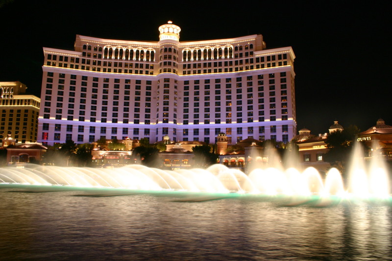 2005-07-08-Las-Vegas-27-Bellagio-water-show.JPG