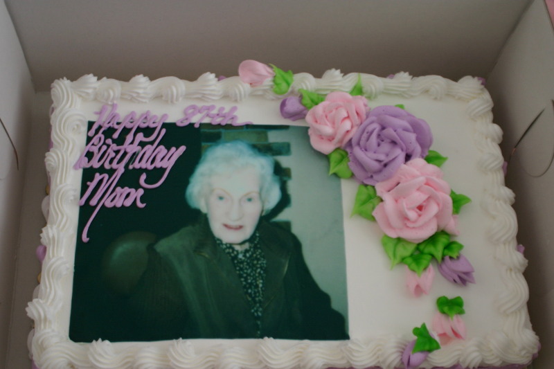 2005/07(July)/Las-Vegas/800x600_2005-07-09-Las-Vegas-21-87th-bday-cake.JPG