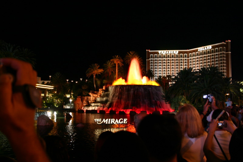 2005-07-10-Las-Vegas-18-Mirage-volcano.JPG
