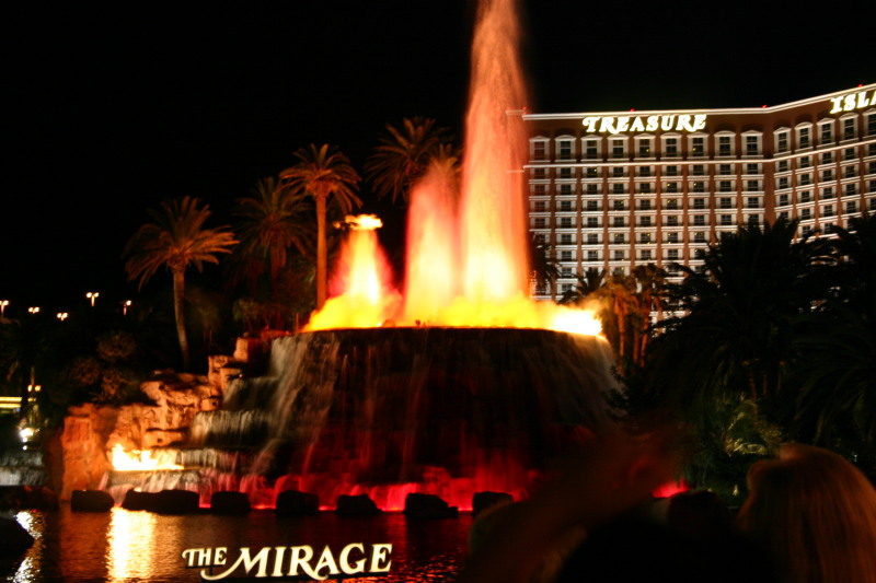 2005/07(July)/Las-Vegas/800x600_2005-07-10-Las-Vegas-20-Mirage-volcano.JPG