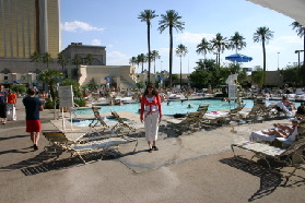 2005-07-08-Las-Vegas-07-Suzi-pool.JPG