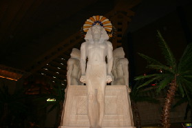 2005-07-08-Las-Vegas-12-Luxor-statue.JPG