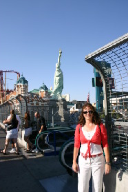 2005-07-08-Las-Vegas-14-Suzi-NY-NY.JPG