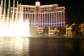 2005-07-08-Las-Vegas-29-Bellagio-water-show.JPG
