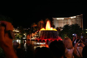 2005-07-10-Las-Vegas-18-Mirage-volcano.JPG