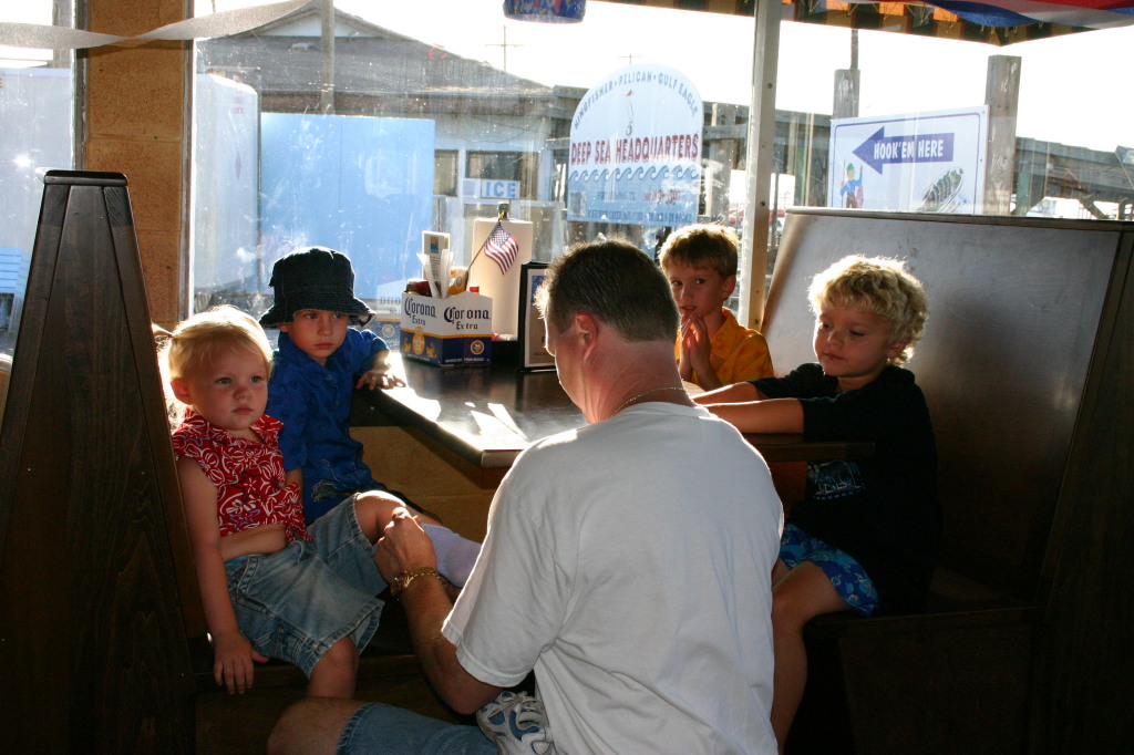 2005/07(July)/Port-Aransas/Day1/1024x768_2005-07-01-Port-Aransas-Dinner-2-Zeta-Dax-Doug-Chance-Zen.jpg