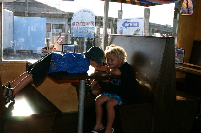 2005/07(July)/Port-Aransas/Day1/2005-07-01-Port-Aransas-Dinner-1-Dax-Zen.jpg
